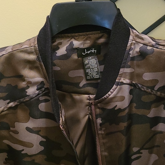 Justify Lightweight Camouflage Jacket - Picture 10 of 11